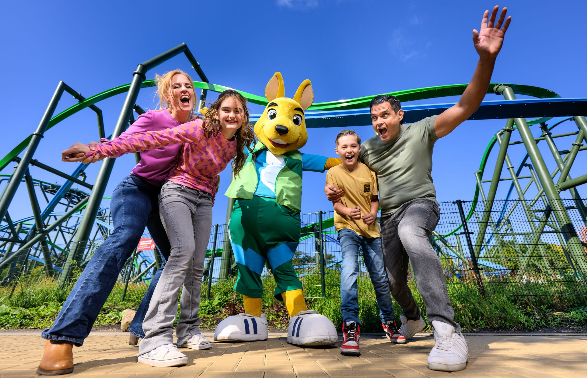 Een gezin maakt een ritje in familieachtbaan Eat my Dust in het spectaculairste attractiepark in Nederland.