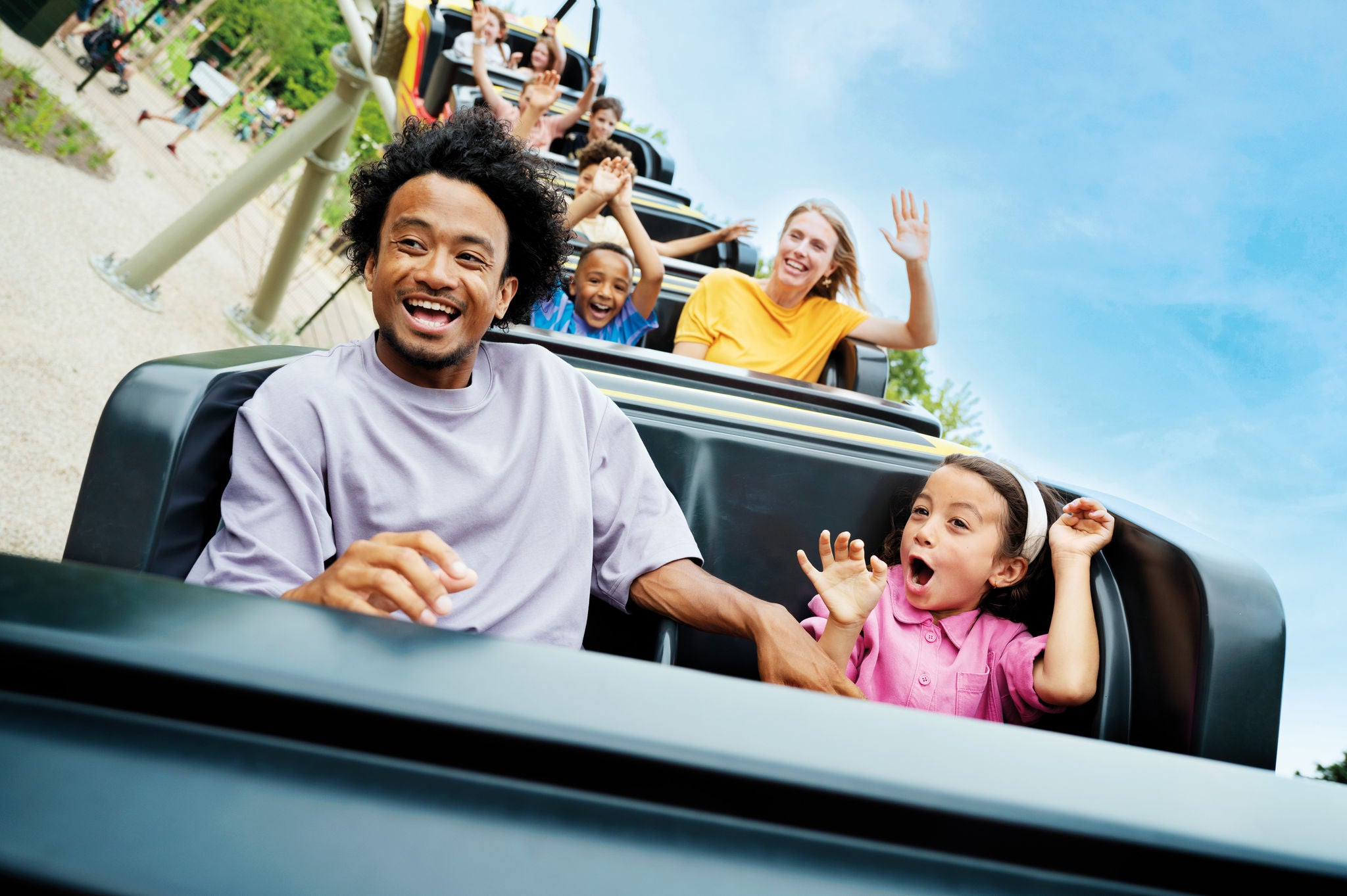 Samen met het hele gezin in de familie achtbaan Eat My Dust in het pretpark Walibi in Nederland.